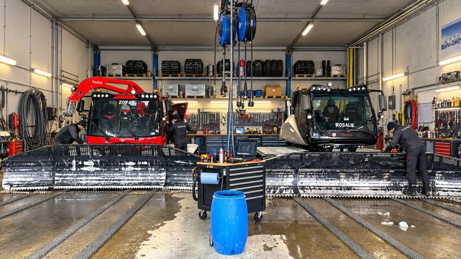 SlopeExperts: Snow Groomers Before the Season - 6 Essential Checks After Summer Servicing and Downtime