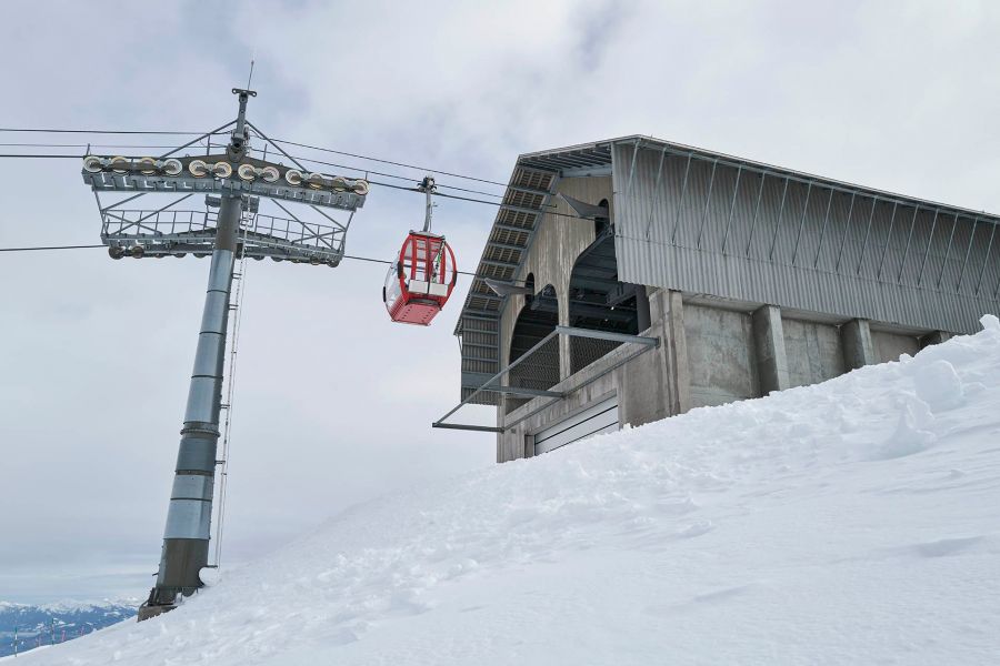 Jakob: Nets for cable car stations - Synthetic fiber or stainless steel