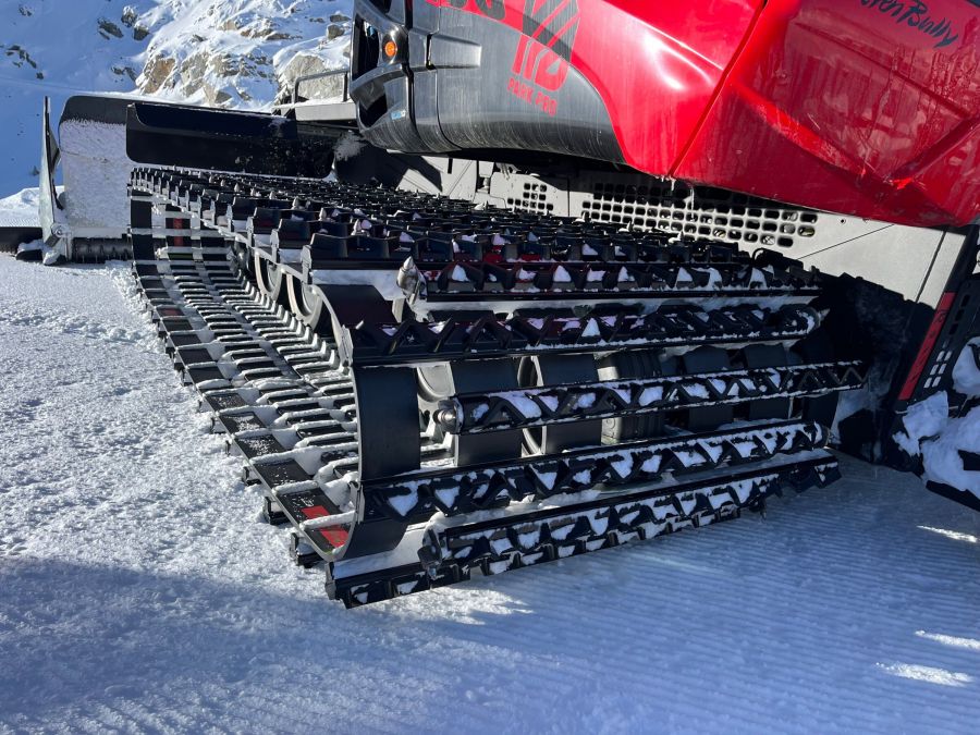 Pistenbully: The new 6-belt X-Track chain in Action